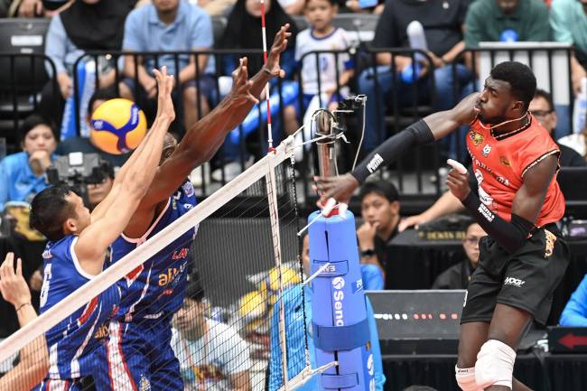 Pevoli Jakarta Bhayangkara Presisi Noumory Keita (kanan) melakukan smes dengan ditahan pevoli Jakarta Lavani Allo Bank Electric M. Malizi (kiri) dan Oreol Camejo Durruthy (kedua kiri) dalam pertandingan babak Final Proliga 2024 putra di Indonesia Arena, GBK, Senayan, Jakarta, Minggu (21/7/2024) malam. [ANTARA FOTO/M Risyal Hidayat/foc]