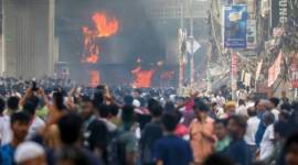 Pengunjuk rasa yang marah membakar kotak polisi Mirpur ketika para demonstran bentrok dengan polisi dan pendukung pro-pemerintah selama protes pelajar kuota yang sedang berlangsung di Dhaka, Bangladesh, Kamis (18/7/2024) lalu. [EPA-EFE]