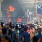 Pengunjuk rasa yang marah membakar kotak polisi Mirpur ketika para demonstran bentrok dengan polisi dan pendukung pro-pemerintah selama protes pelajar kuota yang sedang berlangsung di Dhaka, Bangladesh, Kamis (18/7/2024) lalu. [EPA-EFE]