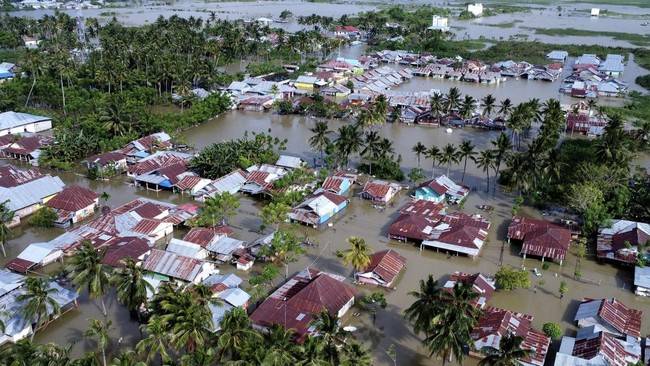 Foto udara banjir menggenangi rumah warga di Telaga Jaya, Kabupaten Gorontalo, Gorontalo, Sabtu (13/7/2024) lalu. [ANTARA FOTO/Adiwinata Solihin]