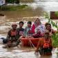BPBD Sulsel melaporkan enam kecamatan di Kabupaten Luwu dilanda bencana banjir dan longsor. Sekitar 500 kepala keluarga (KK) terdampak. [ANTARA FOTO/Arnas P]