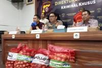 Kabid Humas Polda Kalteng Kombes Pol Erlan Munaji (tengah) menjelaskan terkait pengungkapan bawang bombai ilegal dan mengamankan satu tersangka, Selasa (23/7/2024). [ANTARA/Adi Wibowo]