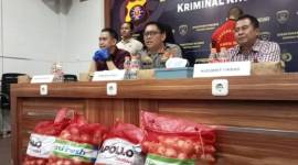 Kabid Humas Polda Kalteng Kombes Pol Erlan Munaji (tengah) menjelaskan terkait pengungkapan bawang bombai ilegal dan mengamankan satu tersangka, Selasa (23/7/2024). [ANTARA/Adi Wibowo]