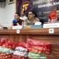 Kabid Humas Polda Kalteng Kombes Pol Erlan Munaji (tengah) menjelaskan terkait pengungkapan bawang bombai ilegal dan mengamankan satu tersangka, Selasa (23/7/2024). [ANTARA/Adi Wibowo]