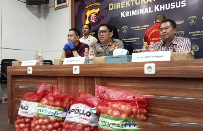 Kabid Humas Polda Kalteng Kombes Pol Erlan Munaji (tengah) menjelaskan terkait pengungkapan bawang bombai ilegal dan mengamankan satu tersangka, Selasa (23/7/2024). [ANTARA/Adi Wibowo]