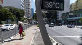 Foto Ilustrasi. Data terbaru menunjukkan suhu rata-rata Dunia selama satu tahun terakhir, meningkat 1,5 derajat Celsius lebih tinggi dari era pra-industri. [AFP/MIGUEL SCHINCARIOL]