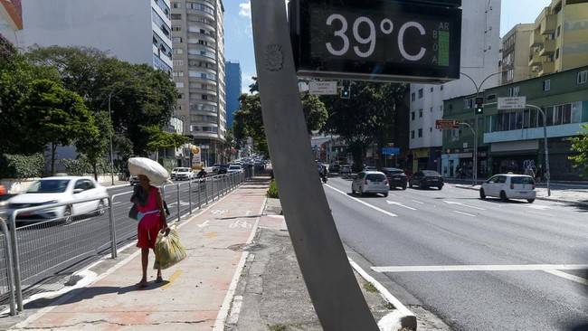 Foto Ilustrasi. Data terbaru menunjukkan suhu rata-rata Dunia selama satu tahun terakhir, meningkat 1,5 derajat Celsius lebih tinggi dari era pra-industri. [AFP/MIGUEL SCHINCARIOL]