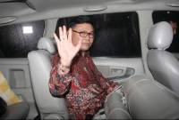 Kejaksaan Agung (Kejagung) menangkap anggota DPR dari Fraksi NasDem Ujang Iskandar setelah kembali dari Vietnam di Bandara Soekarno-Hatta, Cengkareng, Tangerang, Banten, Jumat (26/7/2024). (ANTARA FOTO/Reno Esnir)