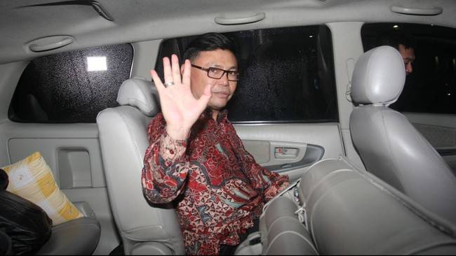 Kejaksaan Agung (Kejagung) menangkap anggota DPR dari Fraksi NasDem Ujang Iskandar setelah kembali dari Vietnam di Bandara Soekarno-Hatta, Cengkareng, Tangerang, Banten, Jumat (26/7/2024). (ANTARA FOTO/Reno Esnir)