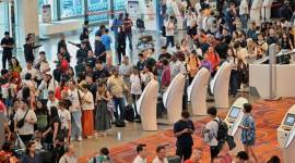 Penampakan antrean mengular di Bandara Changi Singapura yang terdampak gangguan internet global. [REUTERS/Caroline Chia]
