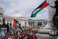 Ribuan massa tersebut memprotes agresi Israel ke Jalur Gaza Palestina yang masih berlangsung sejak Oktober 2023 lalu hingga dukungan yang terus mengalir dari Negeri Paman Sam terhadap sekutunya tersebut. (REUTERS/Nathan Howard)