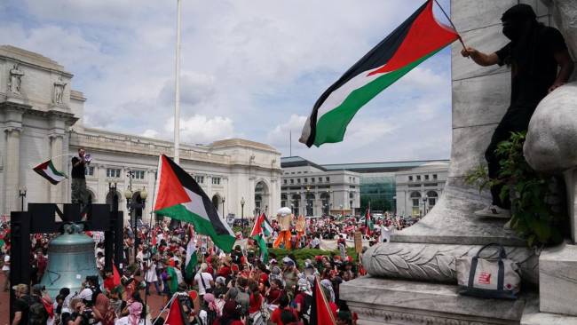 Ribuan massa tersebut memprotes agresi Israel ke Jalur Gaza Palestina yang masih berlangsung sejak Oktober 2023 lalu hingga dukungan yang terus mengalir dari Negeri Paman Sam terhadap sekutunya tersebut. (REUTERS/Nathan Howard)