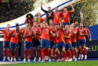 Alvaro Morata mengangkat trofi Henri Delaunay usai Spanyol mengalahkan Inggris di final Euro 2024. [Michael Regan/UEFA/Getty Images]