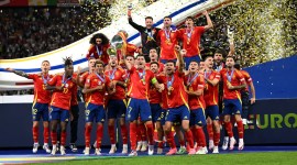 Alvaro Morata mengangkat trofi Henri Delaunay usai Spanyol mengalahkan Inggris di final Euro 2024. [Michael Regan/UEFA/Getty Images]