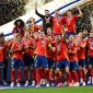 Alvaro Morata mengangkat trofi Henri Delaunay usai Spanyol mengalahkan Inggris di final Euro 2024. [Michael Regan/UEFA/Getty Images]