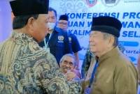 Gubernur Kalsel H. Sahbirin Noor (kiri)  pada waktu membuka Konferensi Persatuan Wartawan Indonesia (PWI) Kalsel dan Konferensi Kerja Provinsi berjabat tangan dengan HM Taufik Effendie di Gedung PWI Banjarmasin, beberapa waktu lalu  