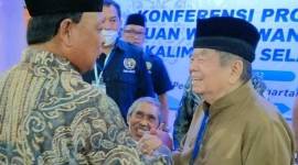 Gubernur Kalsel H. Sahbirin Noor (kiri)  pada waktu membuka Konferensi Persatuan Wartawan Indonesia (PWI) Kalsel dan Konferensi Kerja Provinsi berjabat tangan dengan HM Taufik Effendie di Gedung PWI Banjarmasin, beberapa waktu lalu  
