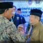 Gubernur Kalsel H. Sahbirin Noor (kiri)  pada waktu membuka Konferensi Persatuan Wartawan Indonesia (PWI) Kalsel dan Konferensi Kerja Provinsi berjabat tangan dengan HM Taufik Effendie di Gedung PWI Banjarmasin, beberapa waktu lalu  
