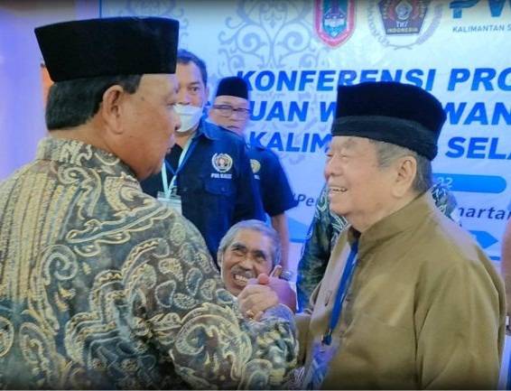 Gubernur Kalsel H. Sahbirin Noor (kiri)  pada waktu membuka Konferensi Persatuan Wartawan Indonesia (PWI) Kalsel dan Konferensi Kerja Provinsi berjabat tangan dengan HM Taufik Effendie di Gedung PWI Banjarmasin, beberapa waktu lalu  