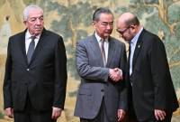 
Mahmoud al-Aloul, wakil pemimpin partai Fatah (kiri) Wang Yi, menteri luar negeri Tiongkok (tengah) dan Mousa Abu Marzouk, anggota senior Hamas (kanan), di Beijing pada hari Selasa (23/7/2024). [nytimes.com/Pedro Pardo]