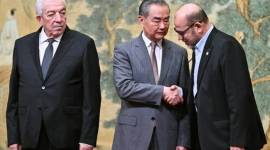 
Mahmoud al-Aloul, wakil pemimpin partai Fatah (kiri) Wang Yi, menteri luar negeri Tiongkok (tengah) dan Mousa Abu Marzouk, anggota senior Hamas (kanan), di Beijing pada hari Selasa (23/7/2024). [nytimes.com/Pedro Pardo]