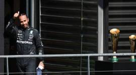 Pebalap Inggris Lewis Hamilton dari tim Mercedes AMG Petronas F1 melambaikan tangan untuk upacara podium setelah Grand Prix Belgia di Sirkuit Spa-Francorshamps, Minggu (28/7/2024). (AFP/SIMON WOHLFAHRT) 