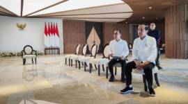 Pada hari perdana berkantor di IKN, Presiden Jokowi memimpin rapat dengan jajaran Otorita IKN didampingi Mensesneg Pratikno dan Menteri PUPR Basuki Hadimuljono. Ia juga menerima Jajaran Forkompinda Kaltim. (ANTARA FOTO/Mentari Dwi Gayati)