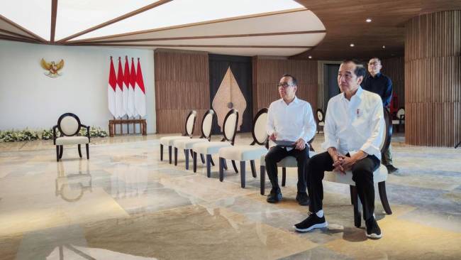Pada hari perdana berkantor di IKN, Presiden Jokowi memimpin rapat dengan jajaran Otorita IKN didampingi Mensesneg Pratikno dan Menteri PUPR Basuki Hadimuljono. Ia juga menerima Jajaran Forkompinda Kaltim. (ANTARA FOTO/Mentari Dwi Gayati)