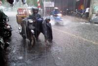 
Hujan deras melanda kota Banjarmasin, Kalimantan Selatan, beberapa waktu lalu. [Arsip ANTARA]