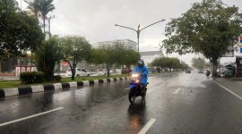 Foto Ilustrasi -- Warga melintasi jalan raya saat hujan lebat menguyur wilayah Kota Palangka Raya, Kalimantan Tengah. [ANTARA/Rendhik Andika]