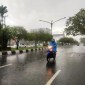 Foto Ilustrasi -- Warga melintasi jalan raya saat hujan lebat menguyur wilayah Kota Palangka Raya, Kalimantan Tengah. [ANTARA/Rendhik Andika]