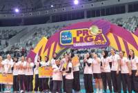 Skuad voli putri Jakarta BIN (skuad voli putri Jakarta BIN) sedang foto bersama seusai menjadi juara Proliga 2024 di Indonesia Arena, Senayan, Jakarta, Sabtu (20/7/2024) malam. [Antara Foto]