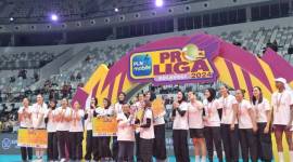 Skuad voli putri Jakarta BIN (skuad voli putri Jakarta BIN) sedang foto bersama seusai menjadi juara Proliga 2024 di Indonesia Arena, Senayan, Jakarta, Sabtu (20/7/2024) malam. [Antara Foto]