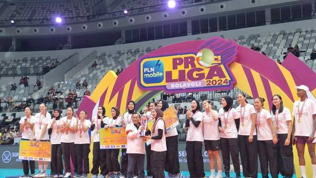 Skuad voli putri Jakarta BIN (skuad voli putri Jakarta BIN) sedang foto bersama seusai menjadi juara Proliga 2024 di Indonesia Arena, Senayan, Jakarta, Sabtu (20/7/2024) malam. [Antara Foto]