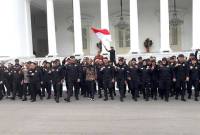 Jokowi melepas kontingen Indonesia menuju Olimpiade Paris 2024 di Istana Merdeka, Rabu (10/7/2024). [CNNIndonesia/Dhio Faiz S]