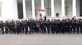 Jokowi melepas kontingen Indonesia menuju Olimpiade Paris 2024 di Istana Merdeka, Rabu (10/7/2024). [CNNIndonesia/Dhio Faiz S]