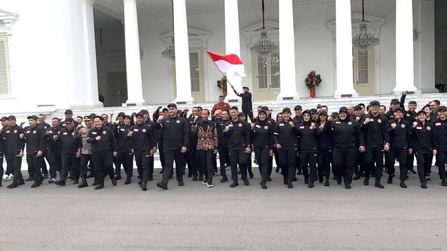 Jokowi melepas kontingen Indonesia menuju Olimpiade Paris 2024 di Istana Merdeka, Rabu (10/7/2024). [CNNIndonesia/Dhio Faiz S]