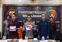 Kabid Humas Polda Kalteng Kombes Pol Erlan Munaji (tengah) menunjukkan barang bukti milik kedua tersangka kasus judol pada konferensi pers di Pontianak, Selasa (27/7/2024). [ANTARA/Adi Wibowo]