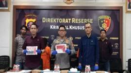 Kabid Humas Polda Kalteng Kombes Pol Erlan Munaji (tengah) menunjukkan barang bukti milik kedua tersangka kasus judol pada konferensi pers di Pontianak, Selasa (27/7/2024). [ANTARA/Adi Wibowo]