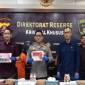 Kabid Humas Polda Kalteng Kombes Pol Erlan Munaji (tengah) menunjukkan barang bukti milik kedua tersangka kasus judol pada konferensi pers di Pontianak, Selasa (27/7/2024). [ANTARA/Adi Wibowo]