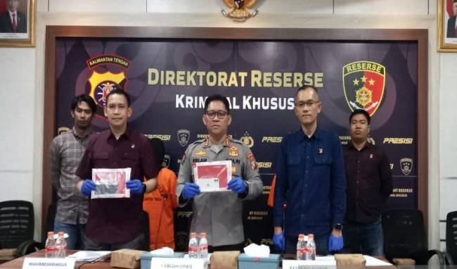 Kabid Humas Polda Kalteng Kombes Pol Erlan Munaji (tengah) menunjukkan barang bukti milik kedua tersangka kasus judol pada konferensi pers di Pontianak, Selasa (27/7/2024). [ANTARA/Adi Wibowo]