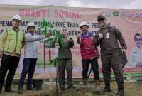 Kajati Kalsel) Rina Virawati, SH MH bersama jajaran “hijaukan lingkungan Kantor yang baru dan sekitarnya di Kota Banjarbaru. Kamis (18/7/2024). (SuarIndonesia/Ist)