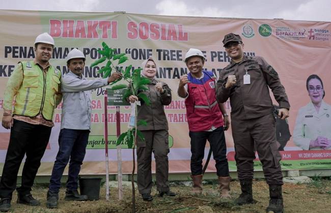 Kajati Kalsel) Rina Virawati, SH MH bersama jajaran “hijaukan  lingkungan  Kantor  yang baru dan sekitarnya di Kota Banjarbaru. Kamis (18/7/2024). (SuarIndonesia/Ist)