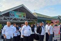 Aksi demo damai pegawai kantor Kemenag Hulu Sungai Selatan (HSS) yang protes gaya arogan kepala kantor dan menuntut pergantian pimpinan, di Kandangan, HSS, Kalimantan Selatan, Senin (22/7/2024). [ANTARA/Fathur]
