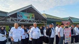 Aksi demo damai pegawai kantor Kemenag Hulu Sungai Selatan (HSS) yang protes gaya arogan kepala kantor dan menuntut pergantian pimpinan, di Kandangan, HSS, Kalimantan Selatan, Senin (22/7/2024). [ANTARA/Fathur]