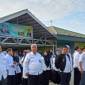 Aksi demo damai pegawai kantor Kemenag Hulu Sungai Selatan (HSS) yang protes gaya arogan kepala kantor dan menuntut pergantian pimpinan, di Kandangan, HSS, Kalimantan Selatan, Senin (22/7/2024). [ANTARA/Fathur]
