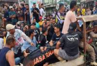 Para warga membantu evakuasi jenazah penambang emas yang menjadi korban longsor di Suwawa Timur, Bone Bolango, Gorontalo, Senin (8/7/2024). [ANTARA/HO-Kantor SAR Gorontalo]