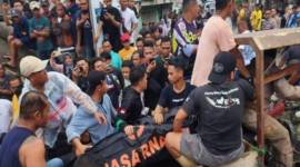 Para warga membantu evakuasi jenazah penambang emas yang menjadi korban longsor di Suwawa Timur, Bone Bolango, Gorontalo, Senin (8/7/2024). [ANTARA/HO-Kantor SAR Gorontalo]