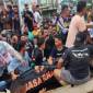 Para warga membantu evakuasi jenazah penambang emas yang menjadi korban longsor di Suwawa Timur, Bone Bolango, Gorontalo, Senin (8/7/2024). [ANTARA/HO-Kantor SAR Gorontalo]