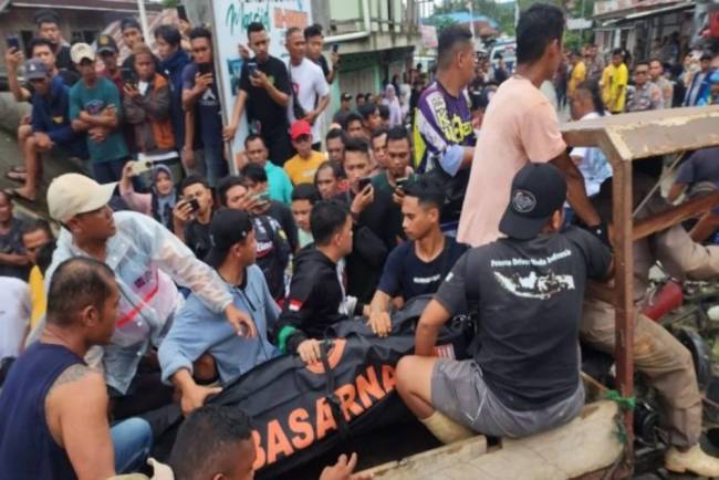 Para warga membantu evakuasi jenazah penambang emas yang menjadi korban longsor di Suwawa Timur, Bone Bolango, Gorontalo, Senin (8/7/2024). [ANTARA/HO-Kantor SAR Gorontalo]